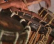 Le tambour chenda est le plus utilisé dans les différents ensembles de percussions au Karala.nDans le Thayambaka, le soliste élabore accompagné par les autres chenda et les cymbales.nLe Panti melam (rythme à 6 temps) devant un procession d&#39;éléphants: hautbois kuzhal, cymbales et chenda.
