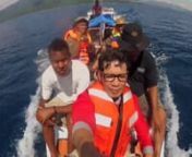 Perjalan ke Pulau Palue, di Kabupaten Sikka, Nusa Tenggara Timur yang dilakukan Tim Ekspedisi Cincin Api dengan menggunakan perahu motor yang biasa digunakan nelayan untuk melaut.nnButuh waktu 1,5 jam untuk sampai ke dermaga Pulau Palue dari dermaga kecil di Ropa.