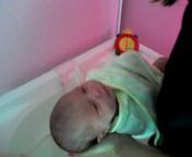 Olha como se acalma uma criança, com um banho gostoso! Linda do Papai tomando um baizinho!!!