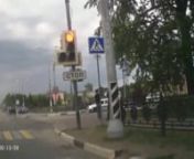 ДТП произошло в 20:37 в минувший понедельник, 4 июня, на углу Каширского шоссе и Кутузовского проезда. Водитель синего Peugeot попытался проскочить перекресток на желтый сигнал светофора, но на его пути оказалась поворачивавшая налево белая легковушка. Уйти от столкновения не у