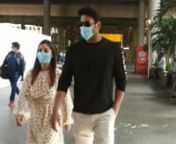 #SidNaaz twin in monochrome as they return to Mumbai after shooting for a song in Punjab. Watch the paps shout “Kya baat hain, Kya baat hain, SidNaaz”. Sidharth Shukla’s pairing with Shehnaaz is the most loved Jodi from all of Bigg Boss’ season, they are simply the nation’s most favourite Jodi. The pair touched down Mumbai today in the afternoon after shooting for their song in Punjab. Not only did the overly-enthusiastic paparazzi cheer for them as they walked out of the airport but a