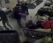 Beykoz’da bir vatandaş kafede oturduğu esnada husumetli olduğu kişi tarafından silahlı saldırıya uğradı. Yaşanan korku dolu dakikalar güvenlik kamerasına yansırken, kurşunların hedefi olan vatandaş kaldırıldığı hastanede hayatını kaybettiği öğrenildi.