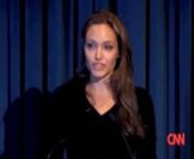 Angelina Jolie discursa em Washington sobre a importancia do Dia Mundial do Refugiado.n18/06/2009nDetalhes acesse:nwww.angelinajolie.com.br