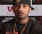 The OG rapper Yo Yo Honey Singh shuts down his haters with a RAP. Watch and listen! From being deemed indecent for his rap word go to grooving with Big B to create Party with Bhootnath, here’s the cult rapper who needs no introduction. When it comes to Indie-pop music and rap stars, Yo Yo Honey Singh stands tall on every chart. In this throwback video, the singer along with Sunny Leone answer to all the questions put up by media persons. Responding about questions on haters, Honey responds in