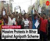 Aspirants held protests in Munger and Chhapra of Bihar, over the recently announced &#39;Agnipath&#39; Recruitment Scheme for Armed forces.&#60;br/&#62;&#60;br/&#62;&#60;br/&#62;&#60;br/&#62;#bihar #agnipath #indianarmy #indiannavy #indianairforce #rajnathsingh #indianews #breakingnews #dailynews #nationalnews #bihar #biharnews #biharnewslive&#60;br/&#62;&#60;br/&#62;