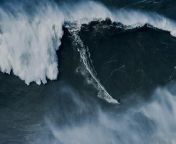 The surfer who caught this behemoth is Sebastian Steudtner and this video was captured earlier this season at the central Portuguese break. It was captured at the famed Nazaré, a big wave surfing spot located in Portugal. Buzz60’s Tony Spitz has the details.