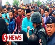 Prime Minister Datuk Seri Anwar Ibrahim made a quick detour before entering his car, much to the pleasure of visitors attending the national-level Madani Raya Aidilfitri in Kota Kinabalu, Sabah on Saturday (April 20).&#60;br/&#62;&#60;br/&#62;Read more at https://tinyurl.com/p8mvfjt4&#60;br/&#62;&#60;br/&#62;WATCH MORE: https://thestartv.com/c/news&#60;br/&#62;SUBSCRIBE: https://cutt.ly/TheStar&#60;br/&#62;LIKE: https://fb.com/TheStarOnline