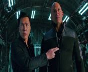 Vin Diesel ist als Xander Cage im ersten langen Trailer zum Action-Kracher xXx: Return of Xander Cage mit einer Fülle an neuen und spektakuläre Szenen zurück. Auch sein neues Team und seine Gegner haben ihren Auftritt.&#60;br/&#62; &#60;br/&#62; Extrem-Sportler Xander Cage (Vin Diesel) kehrt aus seinem selbstauferlegten Exil als Geheimagent für die US-Regierung zurück, um eine zerstörerische und unaufhaltsame Waffe namens Die Büchse der Pandora zu finden, bevor es die Gegner tun. Dazu gehört auch Xiang (Donnie Yen) und seine Schergen, die alles daran setzten, die mächtige Waffe in seinen Besitz zu bringen. Xander und sein neues Team decken schon bald eine tödliche Verschwörung bis in die höchsten Kreise auf.&#60;br/&#62; &#60;br/&#62; Zur Besetzung gehören Vin Diesel (Fast &amp; Furious), Nina Dobrev (The Vampire Diaries), Samuel L. Jackson (Kingsman: The Secret Service), Donnie Yen (Ip Man, Star Wars: Rogue One), Ruby Rose (Orange Is the New Black), Bollywood-Star Deepika Padukone und Toni Collette (Sixth Sense). Die Regie führt D.J. Caruso (Disturbia, Eagle Eye).&#60;br/&#62; &#60;br/&#62; xXx: Die Rückkehr von Xander Cage kommt am 19. Januar 2017 in die Kinos.