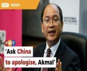 Upko’s Wilfred Madius Tangau suggests Sabah and Sarawak take steps to avoid being ‘dragged down’ by divisive issues prevalent in the peninsula.&#60;br/&#62;&#60;br/&#62;Read More: https://www.freemalaysiatoday.com/category/nation/2024/03/25/go-after-china-over-allah-socks-issue-akmal-told-mockingly/&#60;br/&#62;&#60;br/&#62;Laporan Lanjut: https://www.freemalaysiatoday.com/category/bahasa/tempatan/2024/03/25/kenapa-tak-tuntut-china-mohon-maaf-tangau-sindir-akmal/&#60;br/&#62;&#60;br/&#62;Free Malaysia Today is an independent, bi-lingual news portal with a focus on Malaysian current affairs.&#60;br/&#62;&#60;br/&#62;Subscribe to our channel - http://bit.ly/2Qo08ry&#60;br/&#62;------------------------------------------------------------------------------------------------------------------------------------------------------&#60;br/&#62;Check us out at https://www.freemalaysiatoday.com&#60;br/&#62;Follow FMT on Facebook: https://bit.ly/49JJoo5&#60;br/&#62;Follow FMT on Dailymotion: https://bit.ly/2WGITHM&#60;br/&#62;Follow FMT on X: https://bit.ly/48zARSW &#60;br/&#62;Follow FMT on Instagram: https://bit.ly/48Cq76h&#60;br/&#62;Follow FMT on TikTok : https://bit.ly/3uKuQFp&#60;br/&#62;Follow FMT Berita on TikTok: https://bit.ly/48vpnQG &#60;br/&#62;Follow FMT Telegram - https://bit.ly/42VyzMX&#60;br/&#62;Follow FMT LinkedIn - https://bit.ly/42YytEb&#60;br/&#62;Follow FMT Lifestyle on Instagram: https://bit.ly/42WrsUj&#60;br/&#62;Follow FMT on WhatsApp: https://bit.ly/49GMbxW &#60;br/&#62;------------------------------------------------------------------------------------------------------------------------------------------------------&#60;br/&#62;Download FMT News App:&#60;br/&#62;Google Play – http://bit.ly/2YSuV46&#60;br/&#62;App Store – https://apple.co/2HNH7gZ&#60;br/&#62;Huawei AppGallery - https://bit.ly/2D2OpNP&#60;br/&#62;&#60;br/&#62;#FMTNews #WilfredMadiusTangau #DrAkmalSaleh #China #KKMart #Boycott