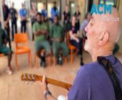 After hearing his hit, &#39;How To Make Gravy&#39;, sung in the western desert language of Pitjantjatjara, the Aussie icon accepted an invitation to perform at Eastern Goldfields Regional Prison, WA. Video via AAP.