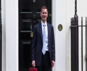 Chancellor Jeremy Hunt is locked out of No 11 and is forced to knock on the door to be let in after appearing for the “Red Box moment” with members of his Treasury team.Report by Blairm. Like us on Facebook at http://www.facebook.com/itn and follow us on Twitter at http://twitter.com/itn
