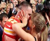 After being spotted wearing colours similar to those on the cover of the singer’s upcoming record, Travis Kelce is said to be using his clothes to quietly promote Taylor Swift’s upcoming album.
