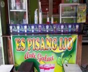 Es Pisang Ijo is made from bananas then wrapped in green dough then added with syrup and porridge from rice flour and coconut milk&#60;br/&#62;&#60;br/&#62;#kuliner #jajanan #makananindonesia #streetfood #indonesianstreetfood #asianfood #asianstreetfood #delicious #yummy #tasty #flavor #viral