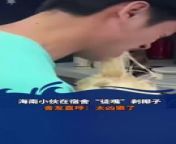 看看海南小哥哥怎麼剝椰子？See how Hainan boy peel coconuts. from 顺丰小哥