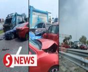 A garbage truck experiencing brake failure collided with 14 vehicles waiting at the traffic lights intersection of the Federal Highway/Shahpadu Highway around 1:30 pm on Tuesday, resulting in damage to all involved vehicles.&#60;br/&#62;&#60;br/&#62;Read more at https://tinyurl.com/ycyh4z7y&#60;br/&#62;&#60;br/&#62;WATCH MORE: https://thestartv.com/c/news&#60;br/&#62;SUBSCRIBE: https://cutt.ly/TheStar&#60;br/&#62;LIKE: https://fb.com/TheStarOnline