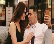 Akshay Kumar, Kareena Kapoor Khan, Kiara Advani and Diljit Dosanjh&#39;s Good Newwz&#60;br/&#62;#GoodNewwz #KiaraAdvani #DiljitDosanjh #AkshayKumar #KareenaKapoorKhan&#60;br/&#62;Varun and Deepti Batra have met with the realisation that they need to have a kid before it’s too late. Little do they know that on this reproductive journey, their fates would get tied with another couple - Honey and Monika Batra.Their clash leads to hilarious, often ridiculous situations.&#60;br/&#62;&#60;br/&#62;How they overcome their hatred for each other and learn to take this journey together forms the crux of this ‘dramedy’ about love and acceptance, called GOOD NEWWZ!&#60;br/&#62;Starring Akshay Kumar, Kareena Kapoor Khan, Diljit Dosanjh &amp; Kiara Advani&#60;br/&#62;