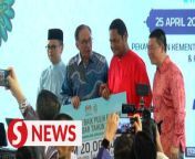 Prime Minister Datuk Seri Anwar Ibrahim attended the maiden Madani Muhibbah Aifilfitri 1445H open house organised by the Ministry of Communications and Ministry of Housing and Local Government (KPKT) in Putrajaya on Thursday (April 25).&#60;br/&#62;&#60;br/&#62;WATCH MORE: https://thestartv.com/c/news&#60;br/&#62;SUBSCRIBE: https://cutt.ly/TheStar&#60;br/&#62;LIKE: https://fb.com/TheStarOnline