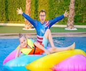 Diana and dad show how to swim in the pool properly, and always under the supervision of their parents.&#60;br/&#62;Thanks for watching!