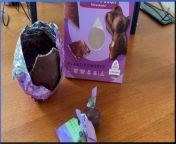 What does a vegan Easter egg taste like: Nomo Cookie Dough Easter egg from cookies